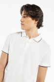 camiseta-unicolor-polo-con-botones-delanteros-y-detalles-tejidos