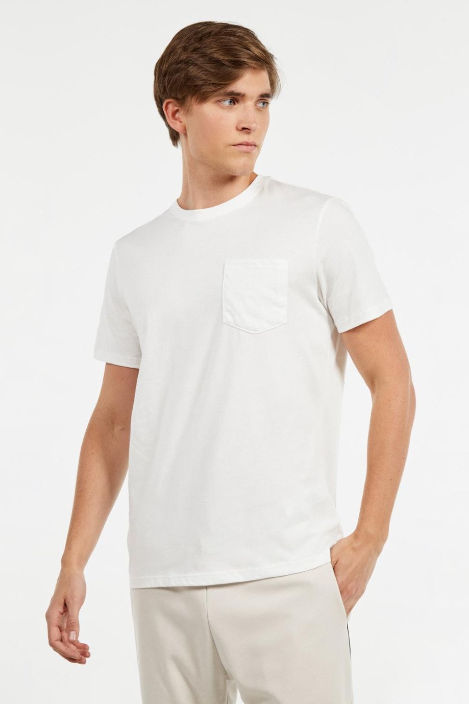Camiseta crema con cuello redondo y bolsillo en el pecho