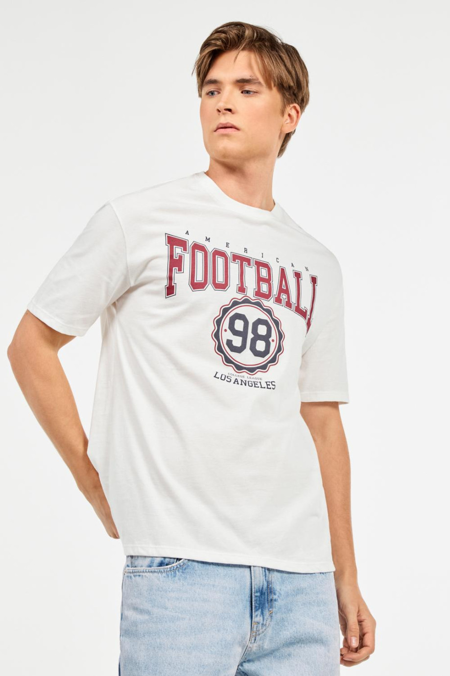 Camiseta crema manga corta con diseño college de fútbol