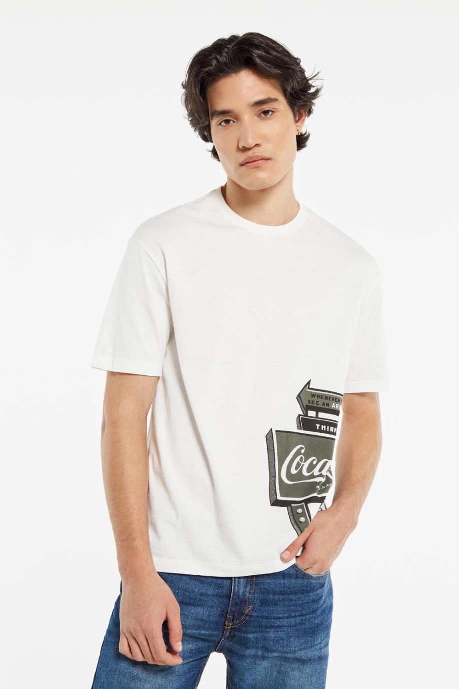 Camiseta crema con estampado de Coca-Cola y manga corta