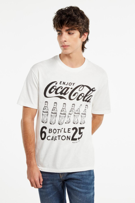 Camiseta cuello redondo crema clara con diseños negros de Coca-Cola