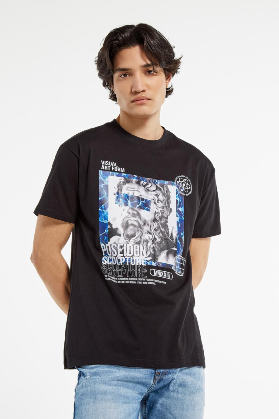 Camiseta negra con manga corta y diseño de Poseidón