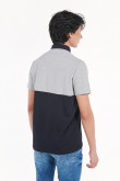 Camiseta polo gris con bloque de color y cuello tejido
