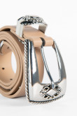 Cinturón crema claro con hebilla plateada y decoraciones metálicas