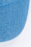Cachucha azul clara beisbolera con texto blanco bordado