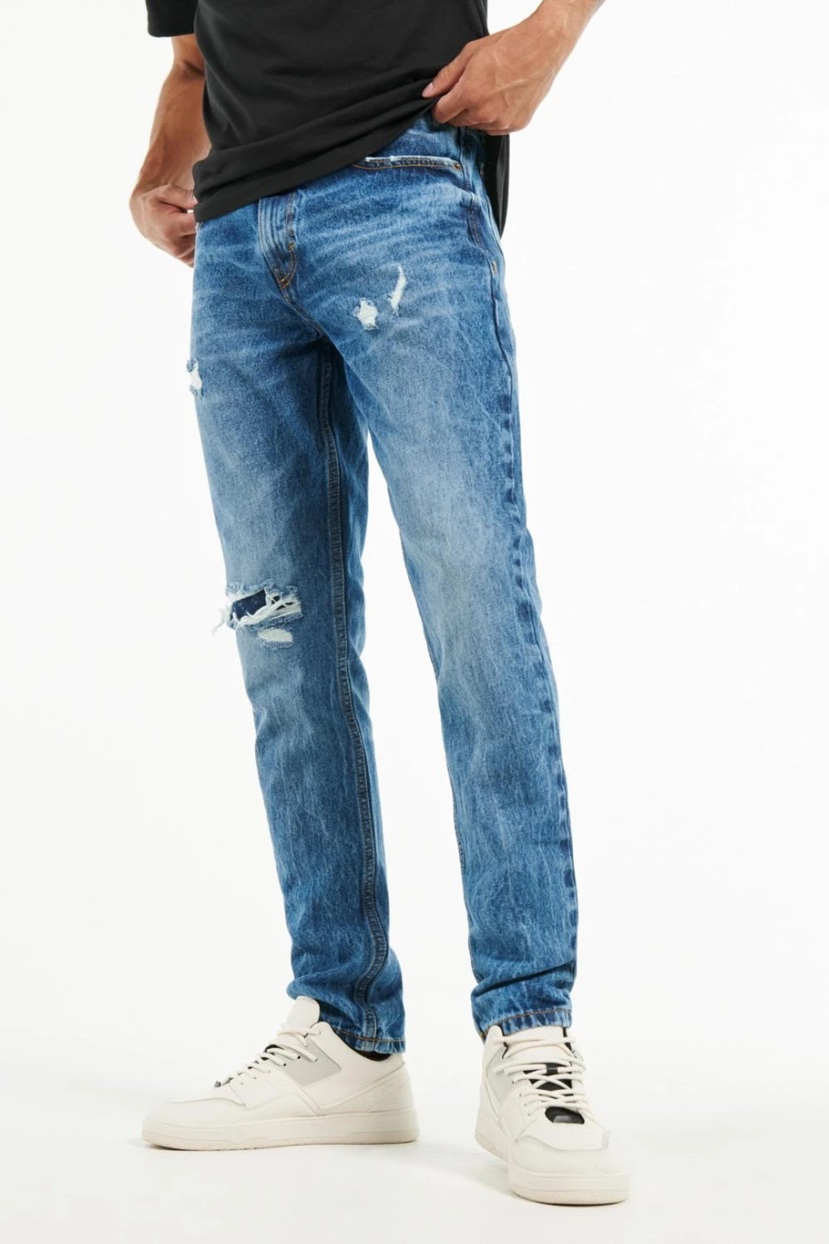 Jean skinny azul oscuro con rotos y diseños en láser