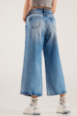 Jean azul claro culotte con bota ancha, tiro alto y desgastes de color