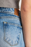 Jean azul claro culotte con bota ancha, tiro alto y desgastes de color