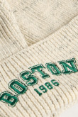 Gorro crema claro tejido con bordado college de Boston