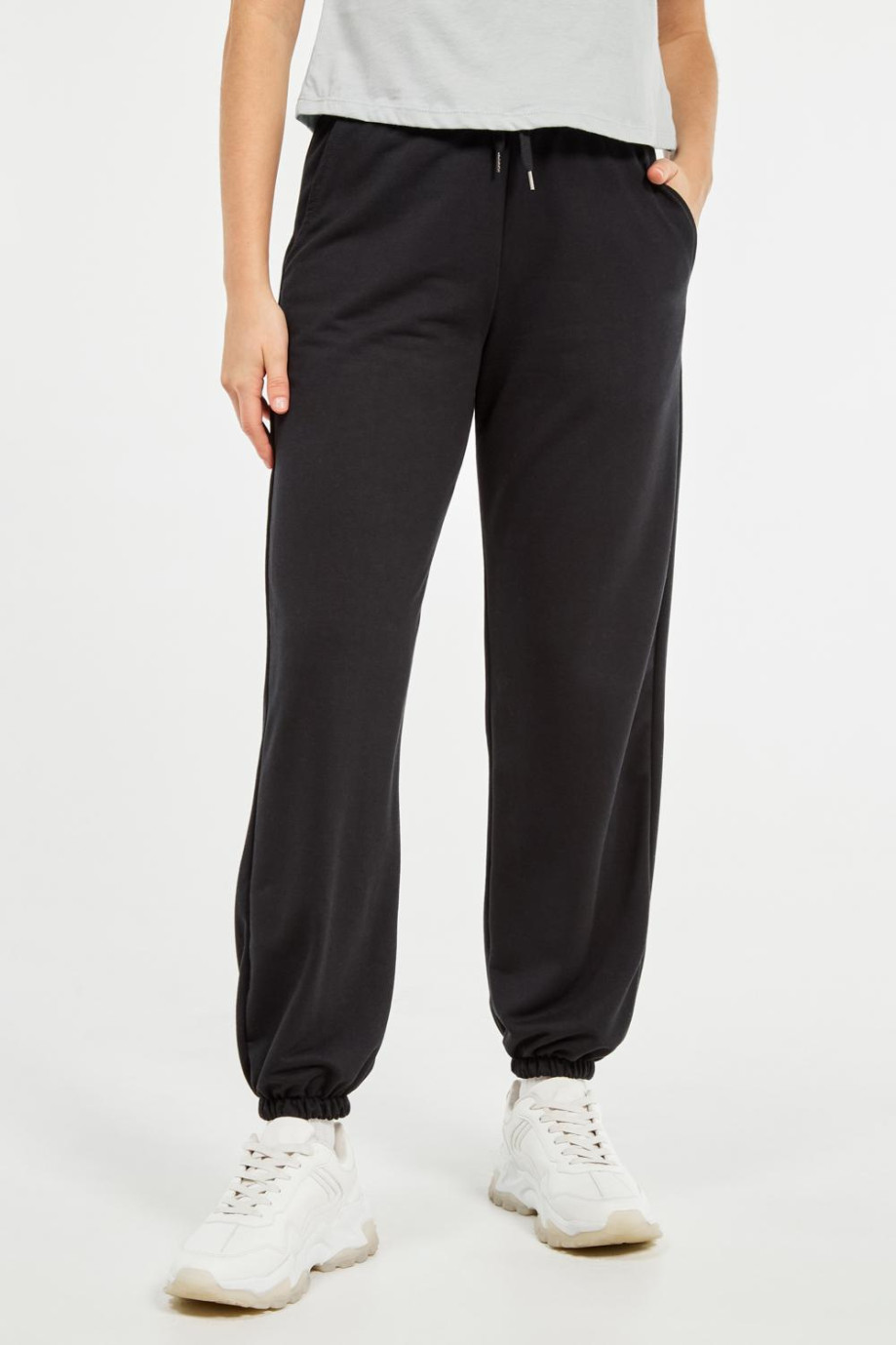 Pantalón jogger negro con bolsillos y cordón en cintura