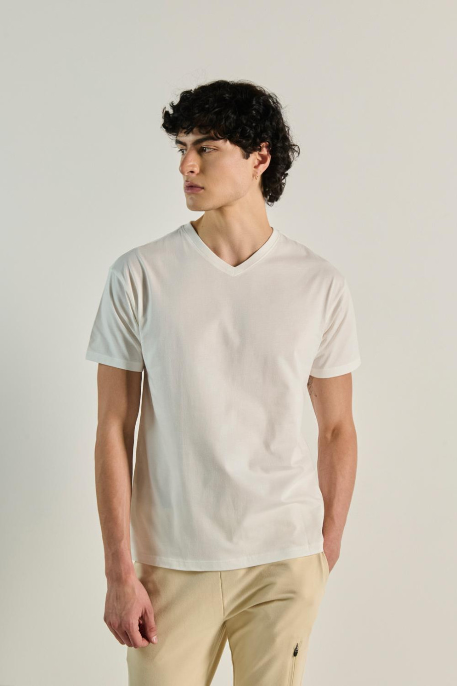 Camiseta cuello V unicolor en algodón y manga corta