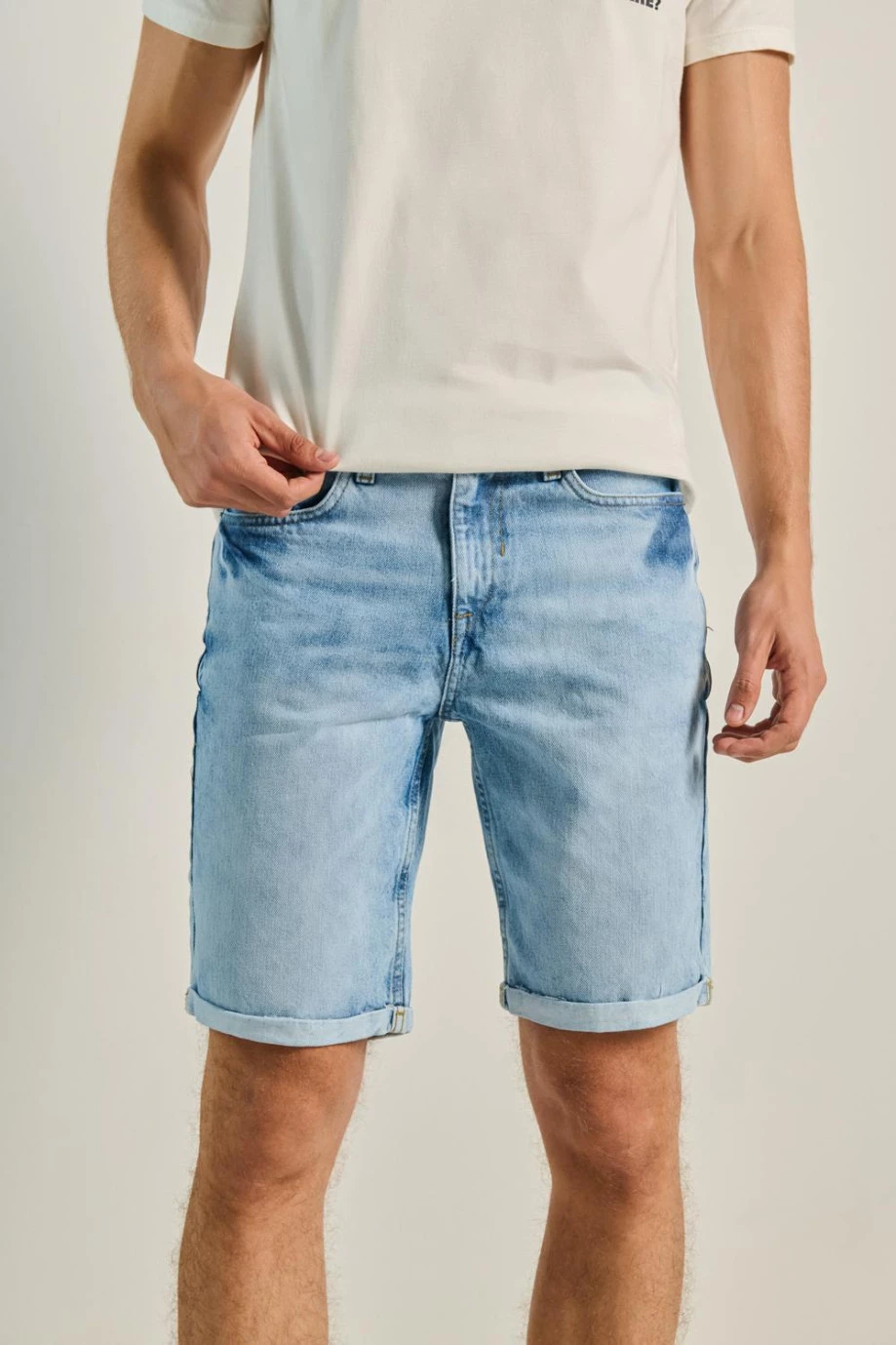 Bermuda slim azul clara en jean con dobladillos y bolsillos