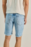 Bermuda slim azul clara en jean con dobladillos y bolsillos