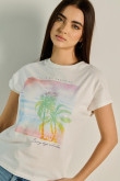 Camiseta crema clara con diseño de playa y manga corta