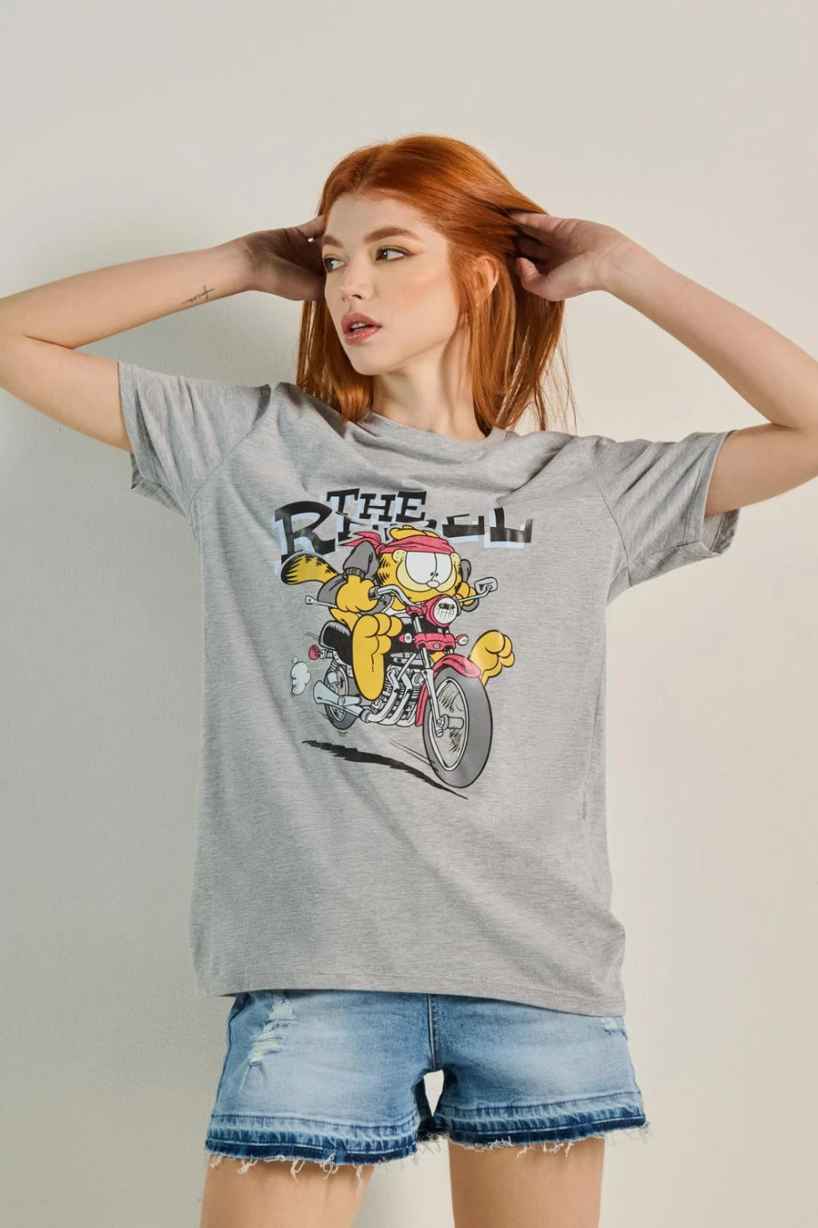 Camiseta unicolor con diseño de Garfield y cuello redondo
