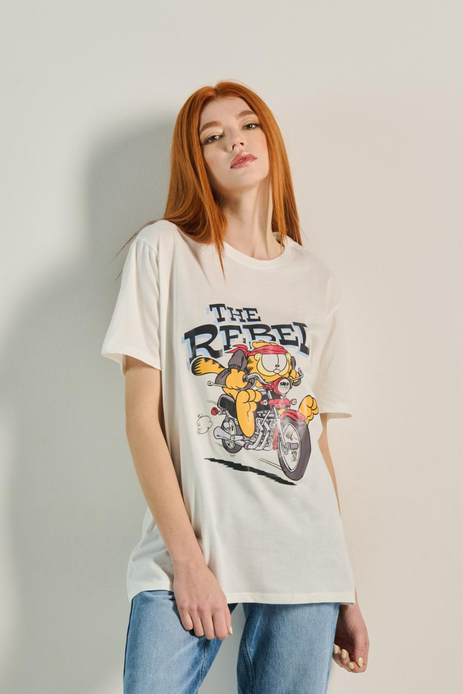 Camiseta unicolor con diseño de Garfield y cuello redondo