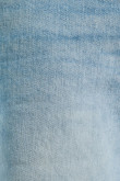Bermuda en jean slim azul clara con dobladillo en bordes