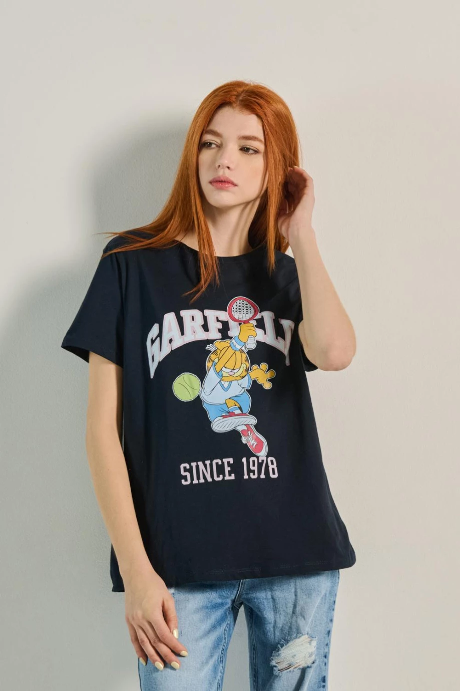 Camiseta unicolor con cuello redondo y diseño deportivo de Garfield
