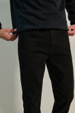 Jean negro slim con bolsillos, tiro bajo y ajuste ceñido