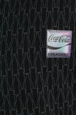 Camiseta negra con manga corta y artes de Coca-Cola