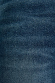 Jean slim azul oscuro con desgastes de color y tiro bajo