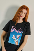 Camiseta unicolor con estampado de Barbie y cuello redondo