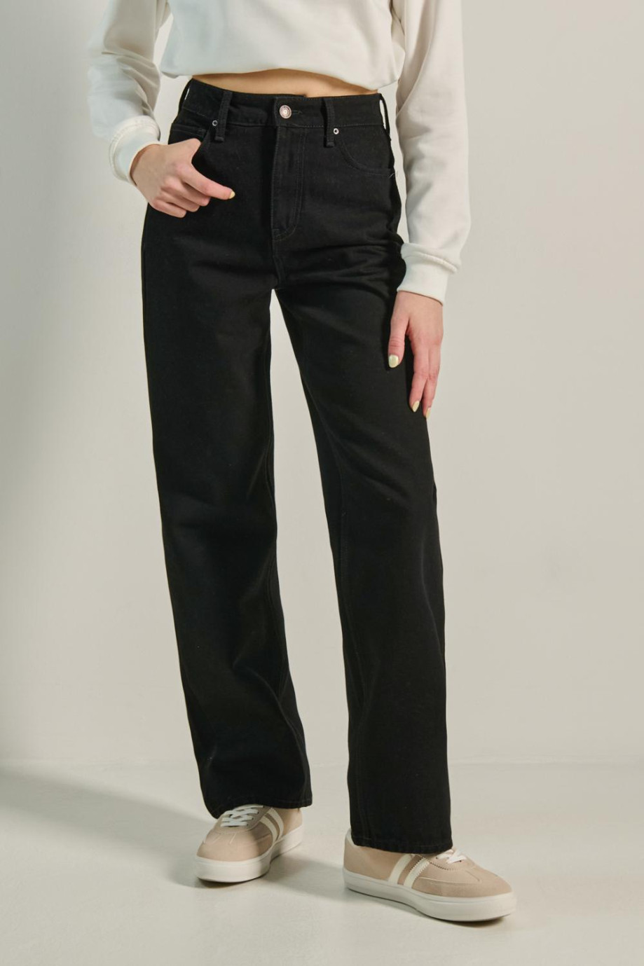 Jean tiro alto 90´S negro con bolsillos y bota recta