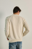 Suéter crema claro con texturas de trenzas y cuello redondo