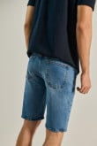 Bermuda slim azul clara de jean con desgastes de color y tiro bajo