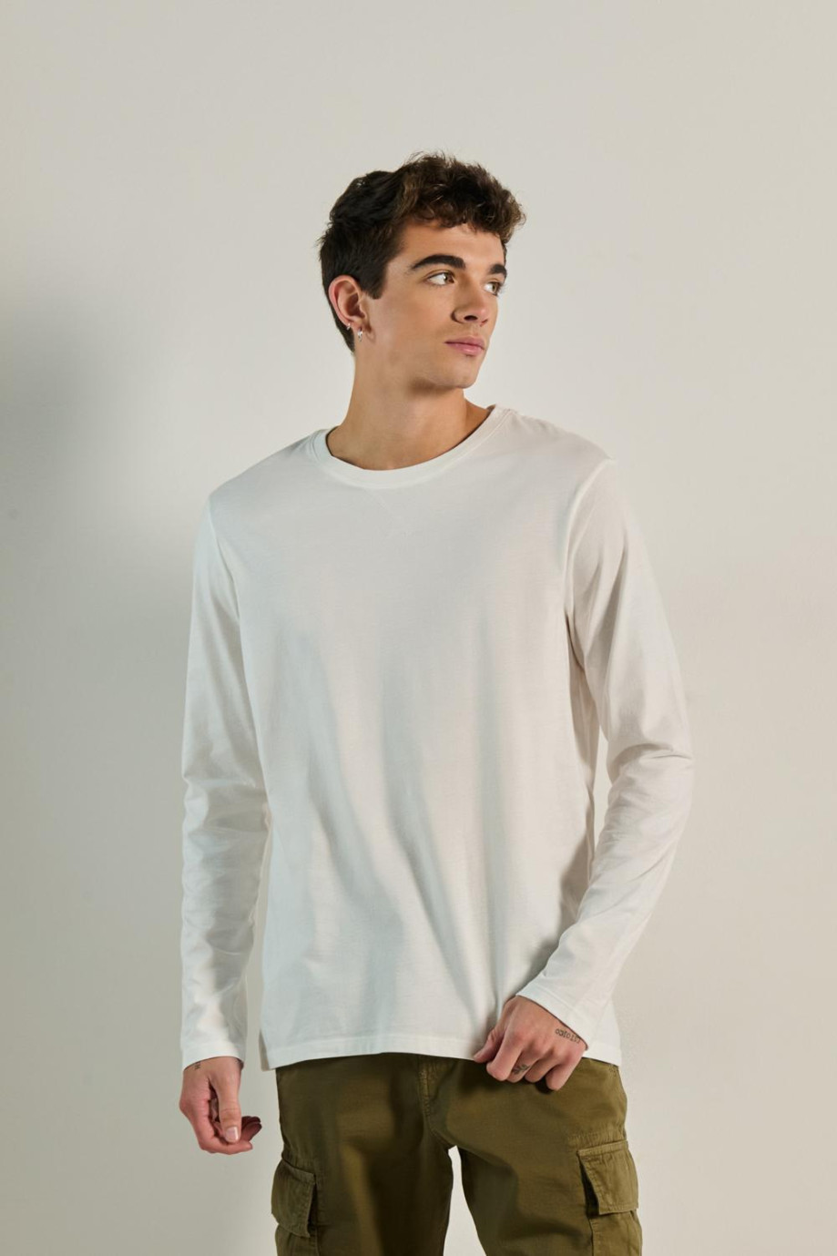 Camiseta manga larga unicolor con costura decorativa