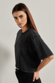 Camiseta crop top negra oversize con bolsillo y manga corta