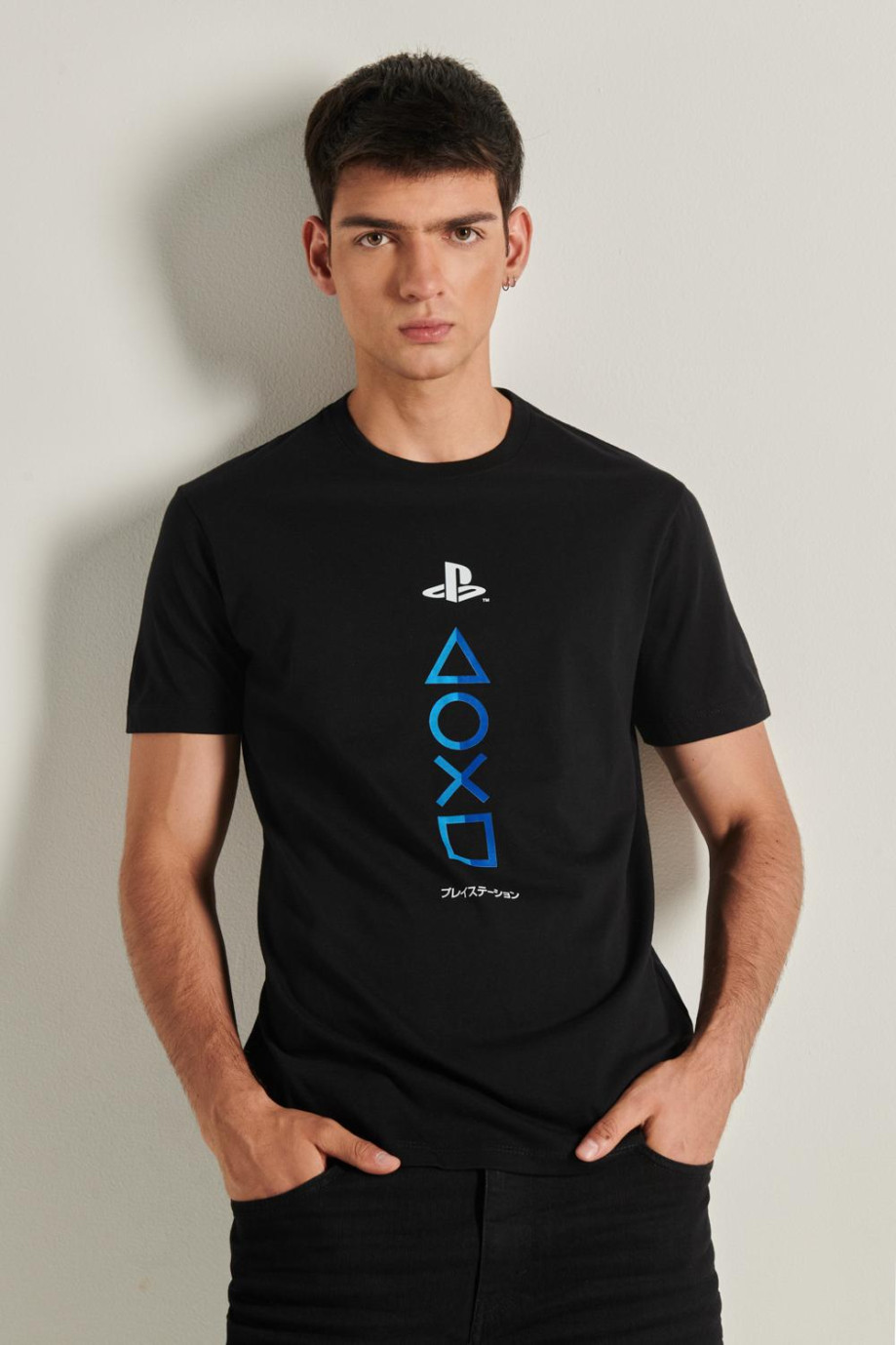 Camiseta unicolor con arte de PlayStation y cuello redondo