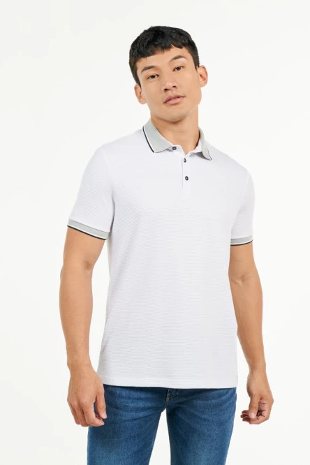 Camiseta blanca polo con cuello y puños tejidos en contraste