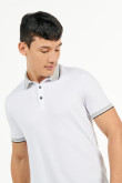 Camiseta blanca polo con cuello y puños tejidos en contraste