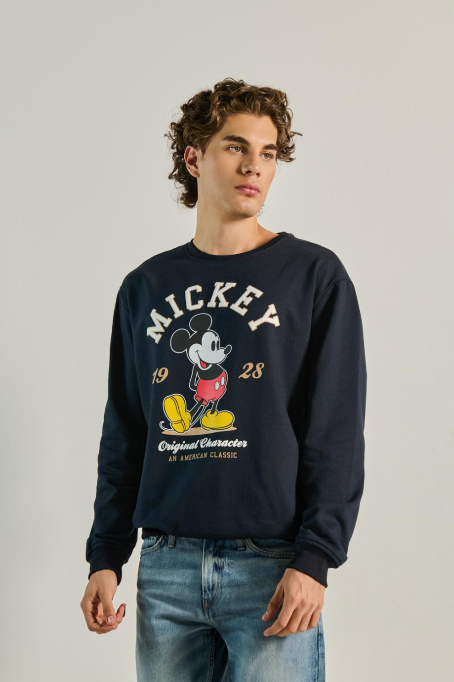 Buzo azul oversize con cuello redondo y diseño de Mickey