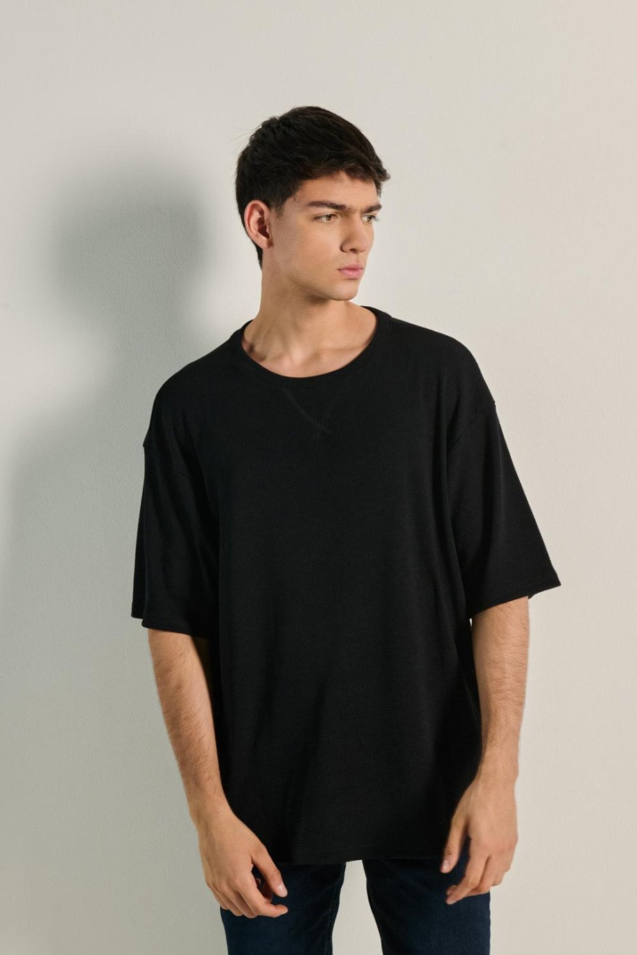 Camiseta manga corta negra oversize con hombro rodado