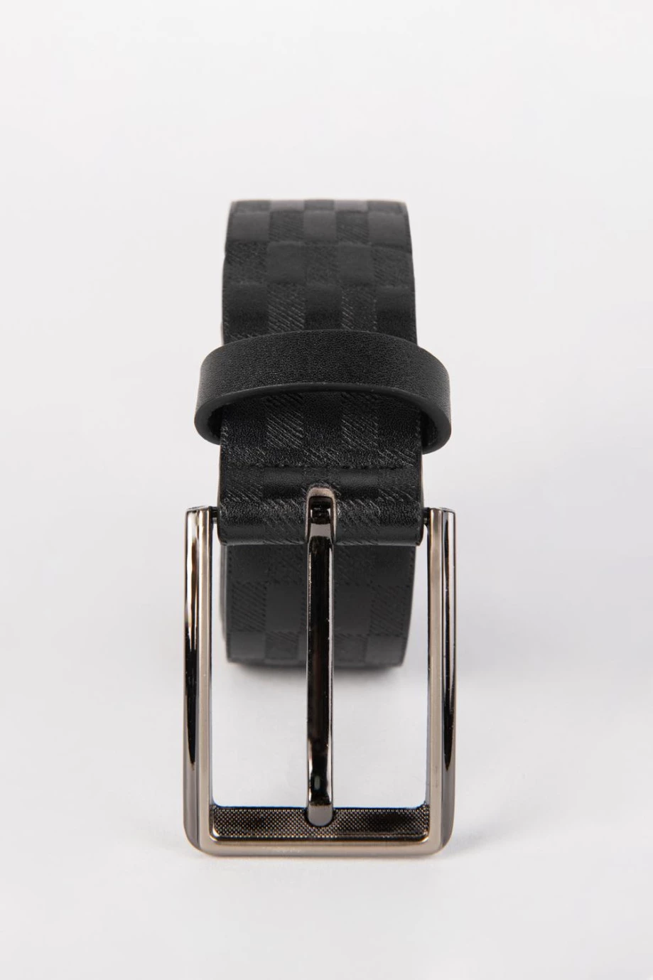 cinturón negro mate con textura de cuadros y hebilla en color níquel negro