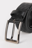 Cinturón negro con textura de cuadros y hebilla metálica