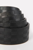 Cinturón negro con textura de cuadros y hebilla metálica