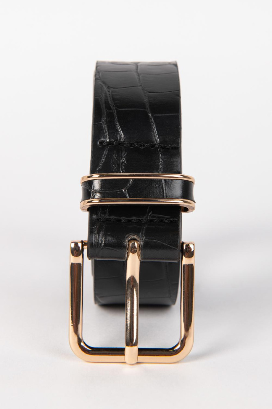 Cinturón negro con texturas y hebilla dorada cuadrada