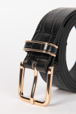 Cinturón negro con texturas y hebilla dorada cuadrada