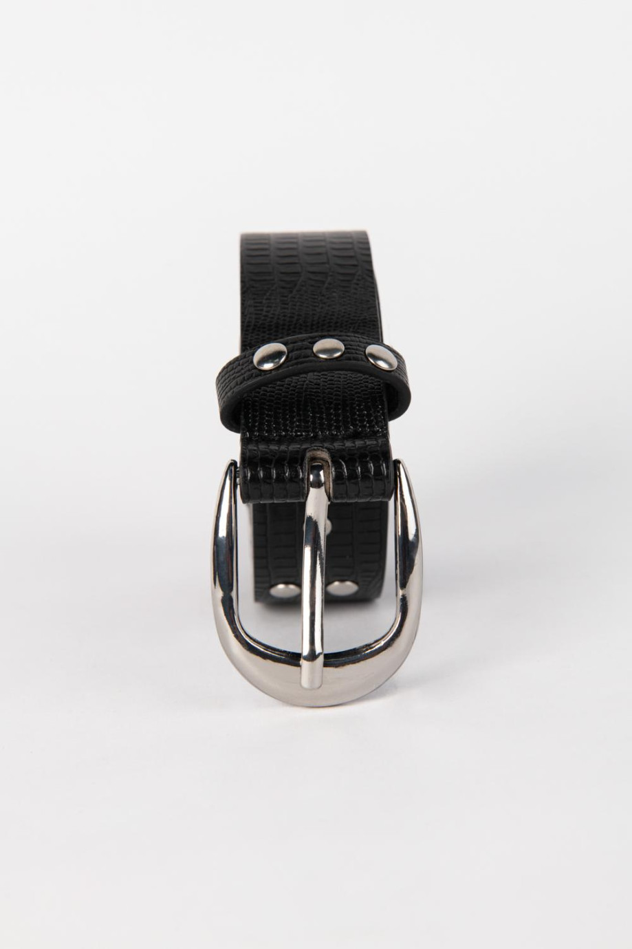 Cinturón femenino en color negro, cuenta con aplique de taches metálicos que brindan un efecto de luz y textura