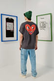 Camiseta gris oversize manga corta y diseños de Keith Haring