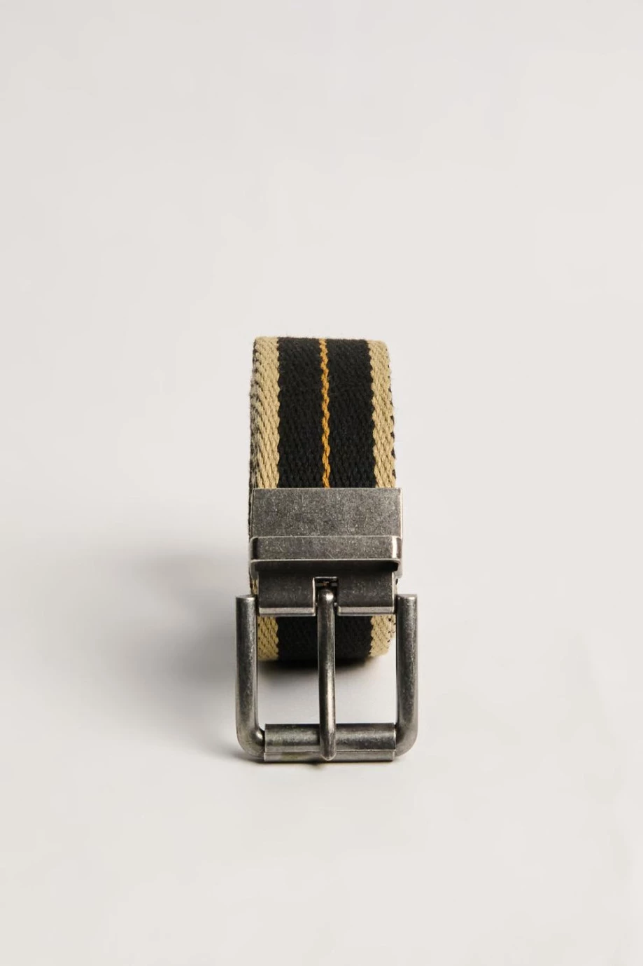 cinturón masculino reversible para hombre, con hebilla cuadrada en color negro, azul y café oscuro. Con bordes en color kaki