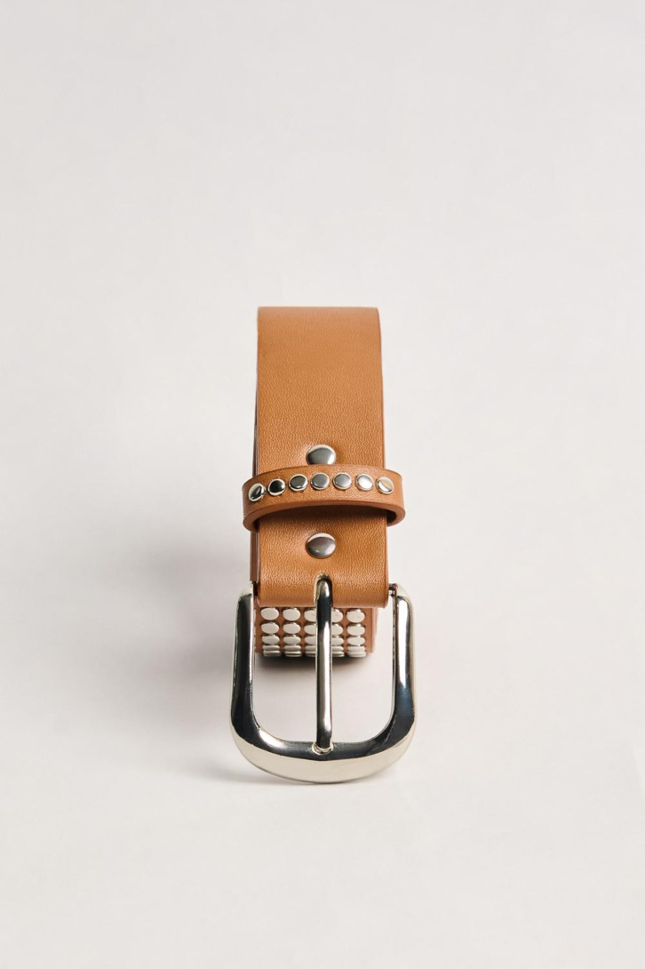 Cinturón femenino en color camel, con taches, hebilla metálica  y punta con forma redonda