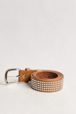 Cinturón café claro con taches metálicos y hebilla plateada