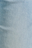 Jean ajustado slim azul claro con tiro bajo y desgastes