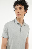 Camiseta polo gris clara con detalles tejidos y diseños de puntos negros