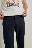 Pantalón unicolor en dril ajustado con bolsillos y tiro medio
