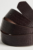 Cinturón café oscuro con texturas y hebilla ovalada dorada
